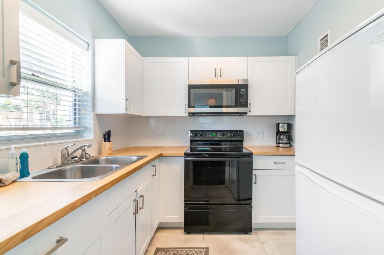 Cute One Bedroom At The Coral Resort Apts Clearwater Beach Bagian luar foto