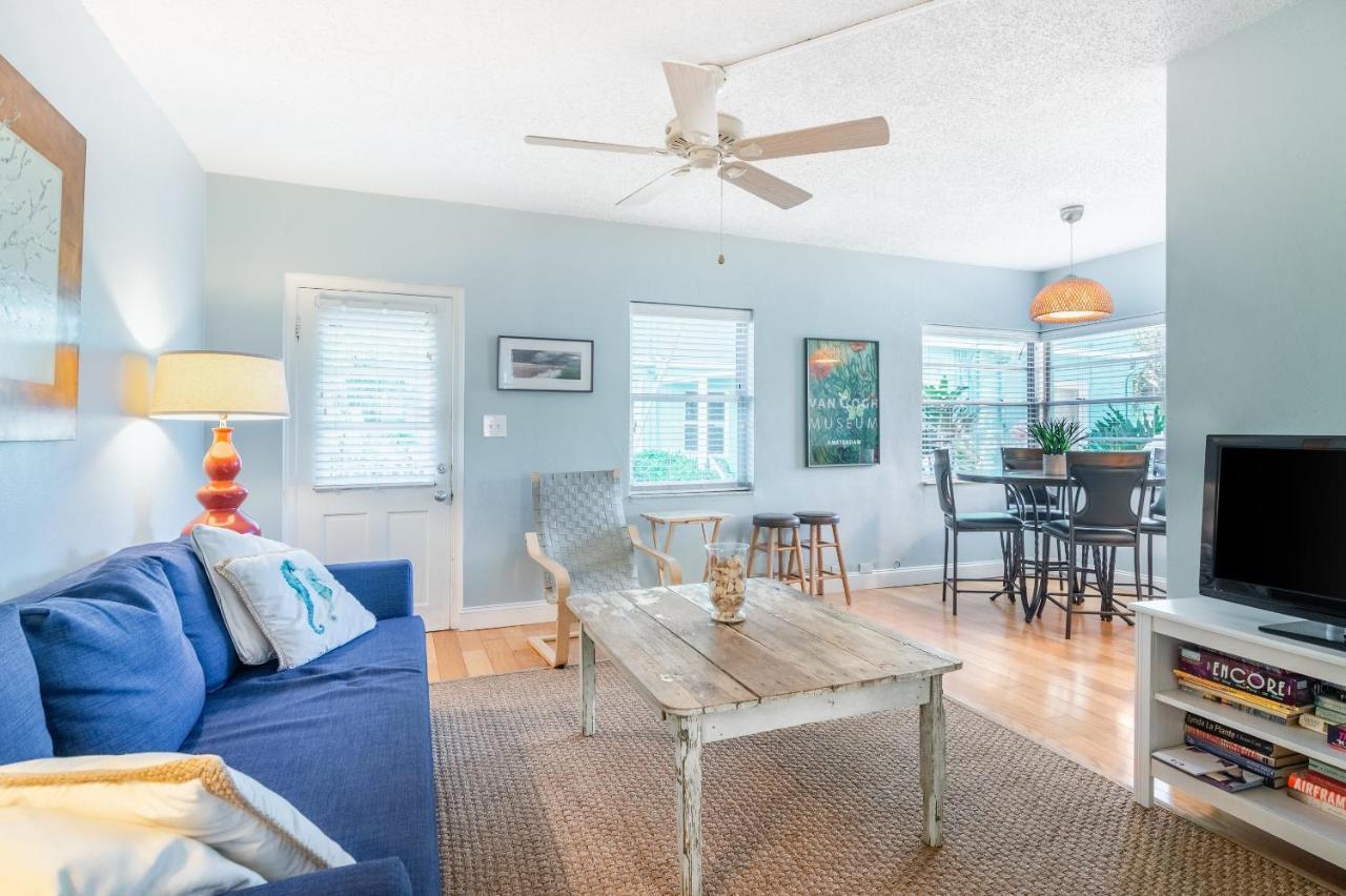 Cute One Bedroom At The Coral Resort Apts Clearwater Beach Bagian luar foto