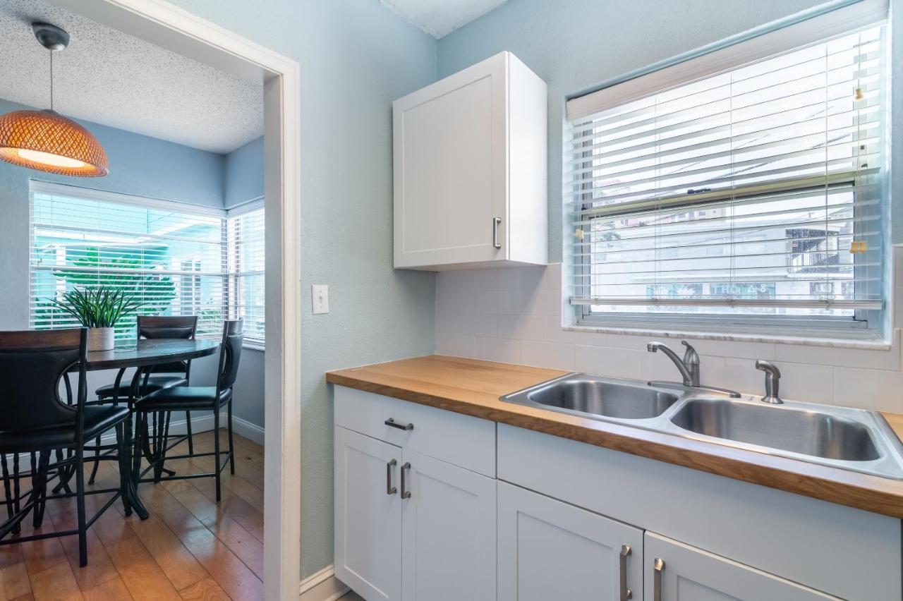 Cute One Bedroom At The Coral Resort Apts Clearwater Beach Bagian luar foto